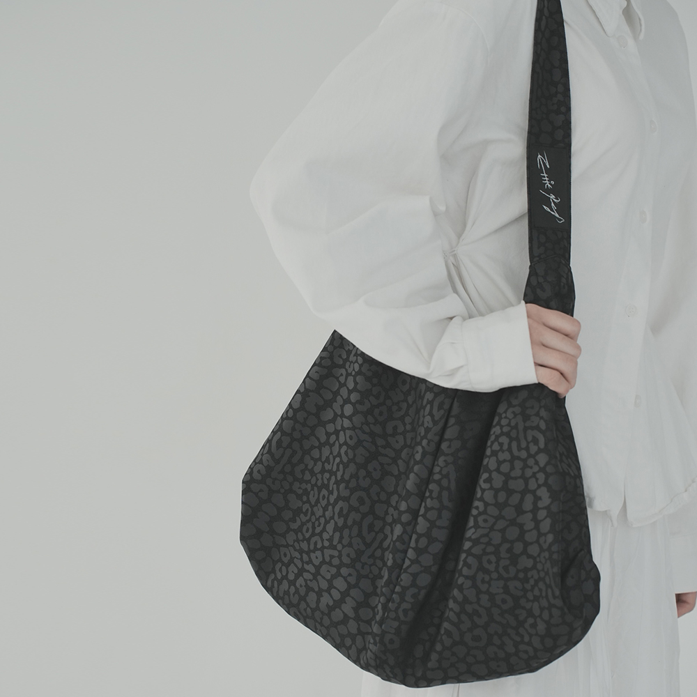 애리키스 메탈 번들 레오파드 에코백 블랙