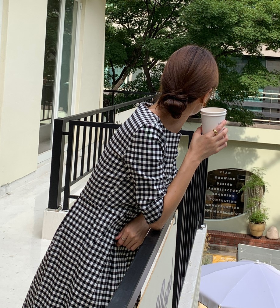 루어스룸 여성 봄여름 핀턱 맞주름 보트넥 하객룩 A라인 플레어 하운드 체크 롱 원피스 이미지 2