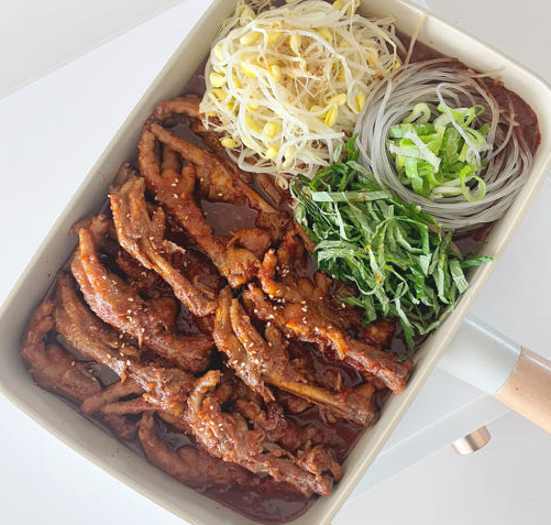 청춘불판 국물닭발 900g 대구진 매운 닭발 양념 닭발 불닭발 캠핑 혼술 안주 간편식 - 상세 이미지 5