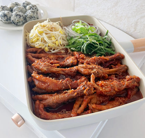 청춘불판 국물닭발 900g 대구진 매운 닭발 양념 닭발 불닭발 캠핑 혼술 안주 간편식 - 상세 이미지 2