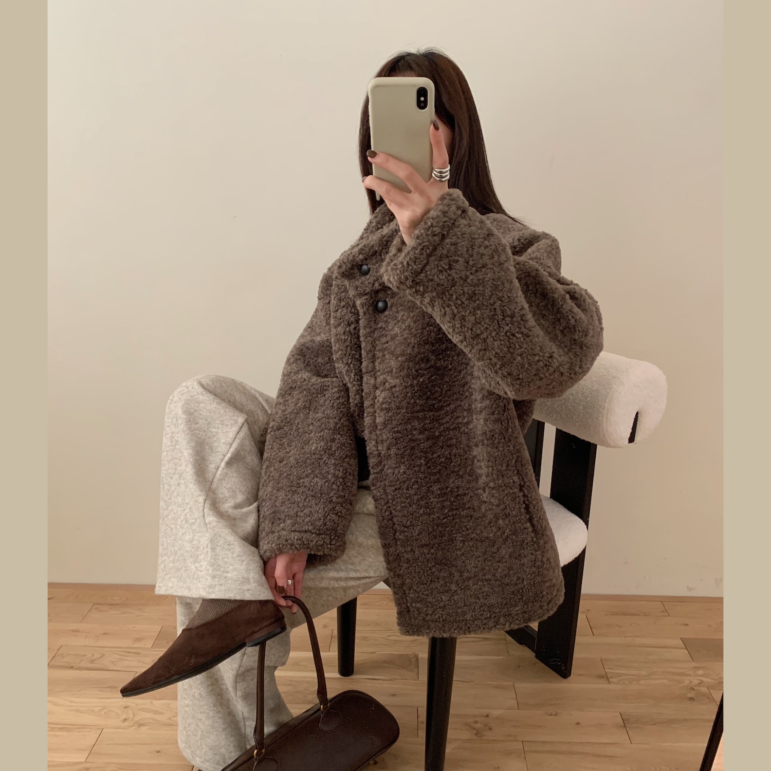가을 겨울 도톰 따뜻 뽀글이 스탠드 카라 루즈핏 싱글 브레스티드 양털 베이직 꾸안꾸룩 여친룩 코트 자켓 124122701 상세 이미지 5
