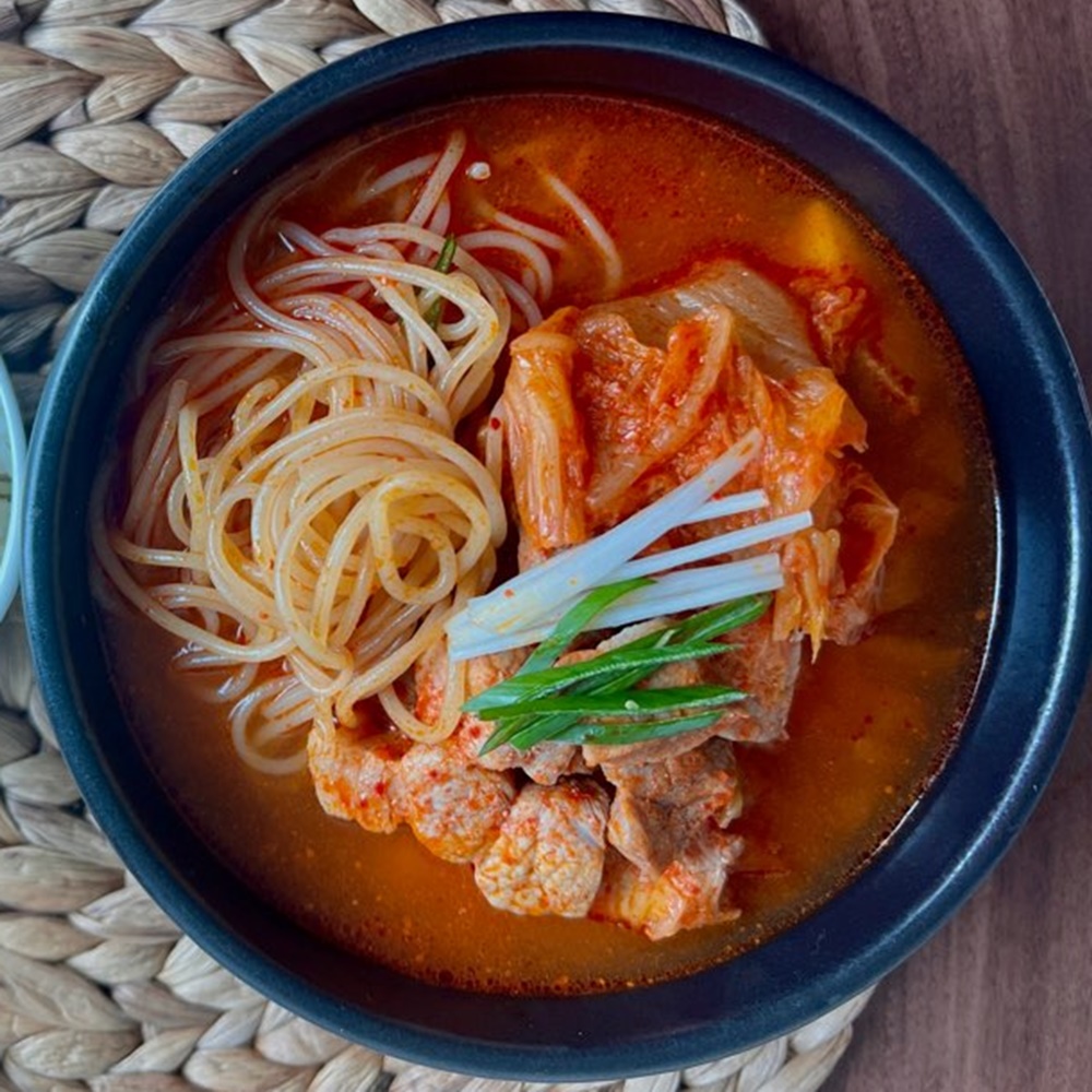 고기듬뿍 묵은지 돼지고기김치찌개 돼지짜글이 밀키트 - 상품 이미지