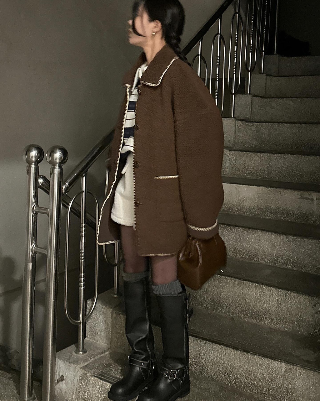 다코베 여성 오버핏 하객룩 출근룩 오피스룩 루즈핏 뽀글이 양털 스티치 무스탕 하프 싱글 카라 코트 상세 이미지 15