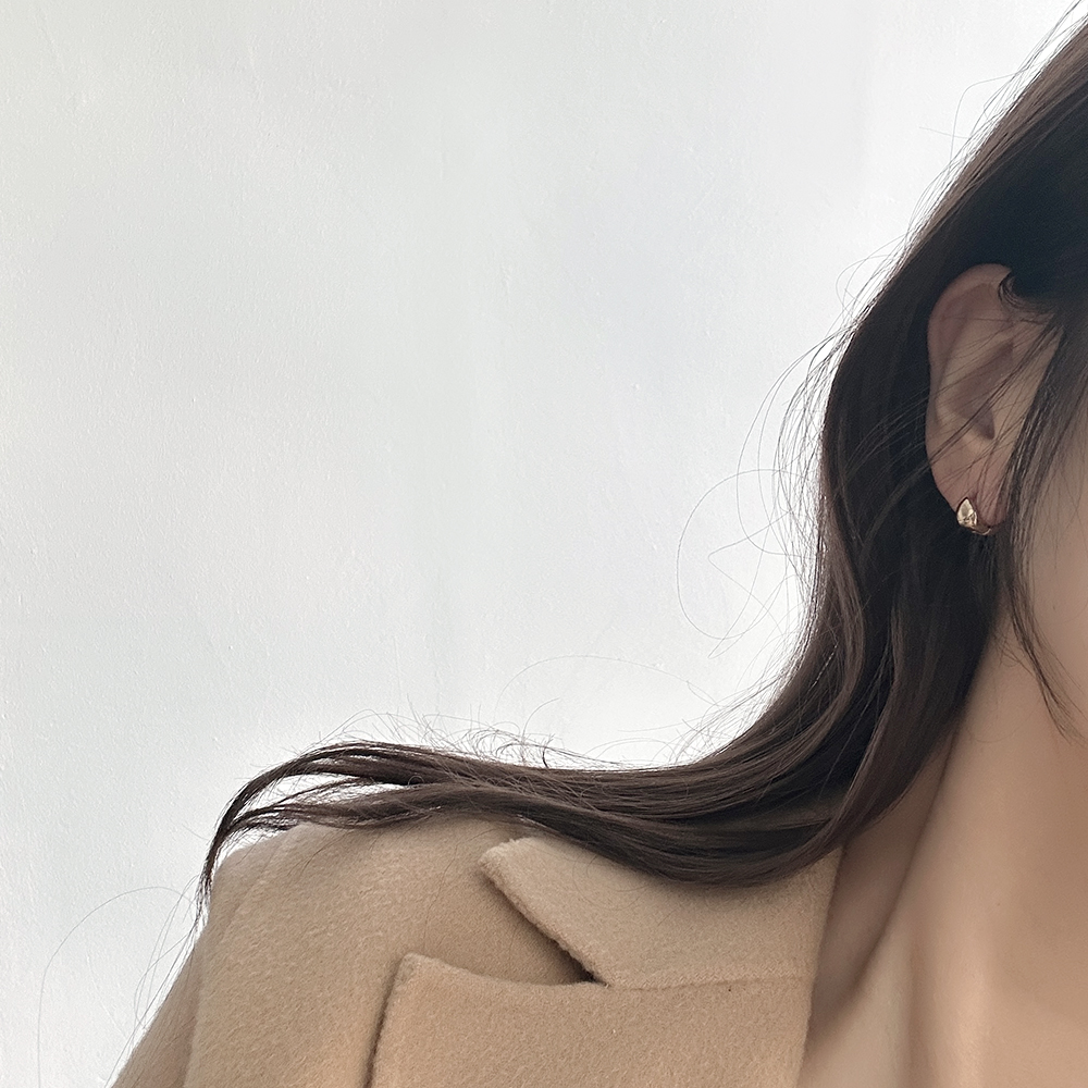 딱붙는 통통 볼륨 골드 원터치 링 귀걸이 데일리룩 오피스룩 데이트룩 이미지 6