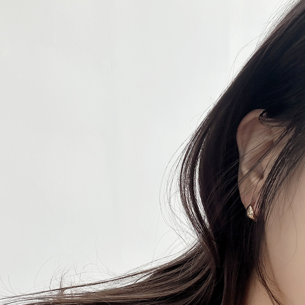 딱붙는 통통 볼륨 골드 원터치 링 귀걸이 데일리룩 오피스룩 데이트룩 - 상세 이미지 2