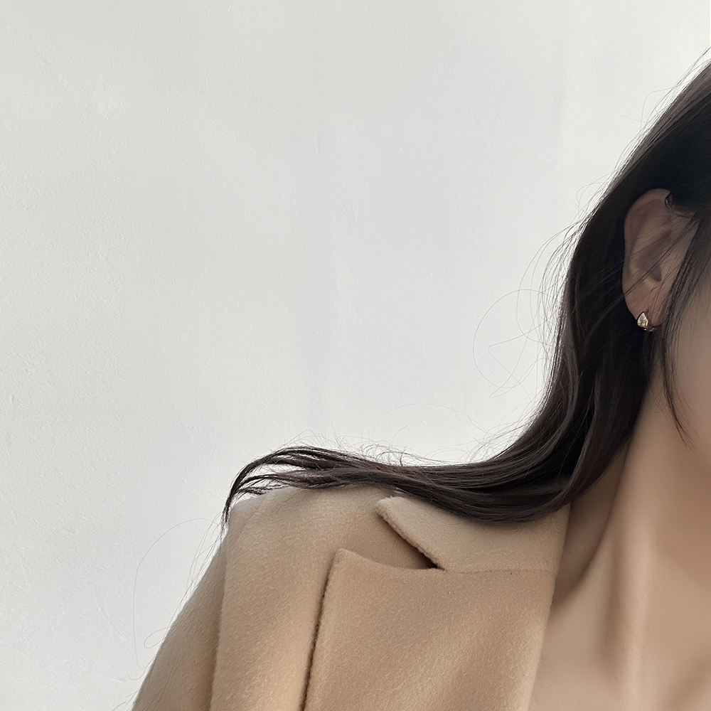 딱붙는 통통 볼륨 골드 원터치 링 귀걸이 데일리룩 오피스룩 데이트룩 - 상세 이미지 3