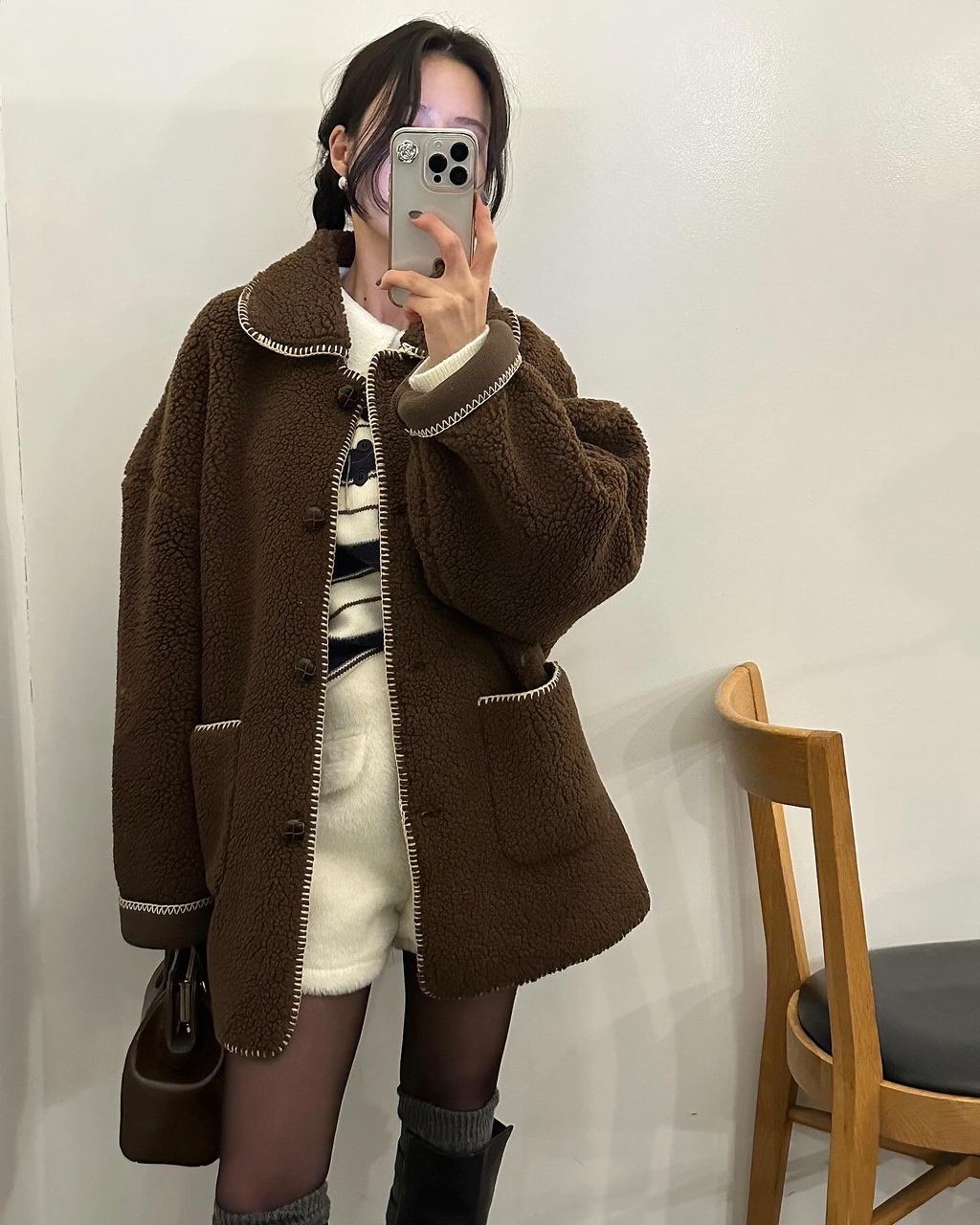다코베 여성 오버핏 하객룩 출근룩 오피스룩 루즈핏 뽀글이 양털 스티치 무스탕 하프 싱글 카라 코트 상세 이미지 3