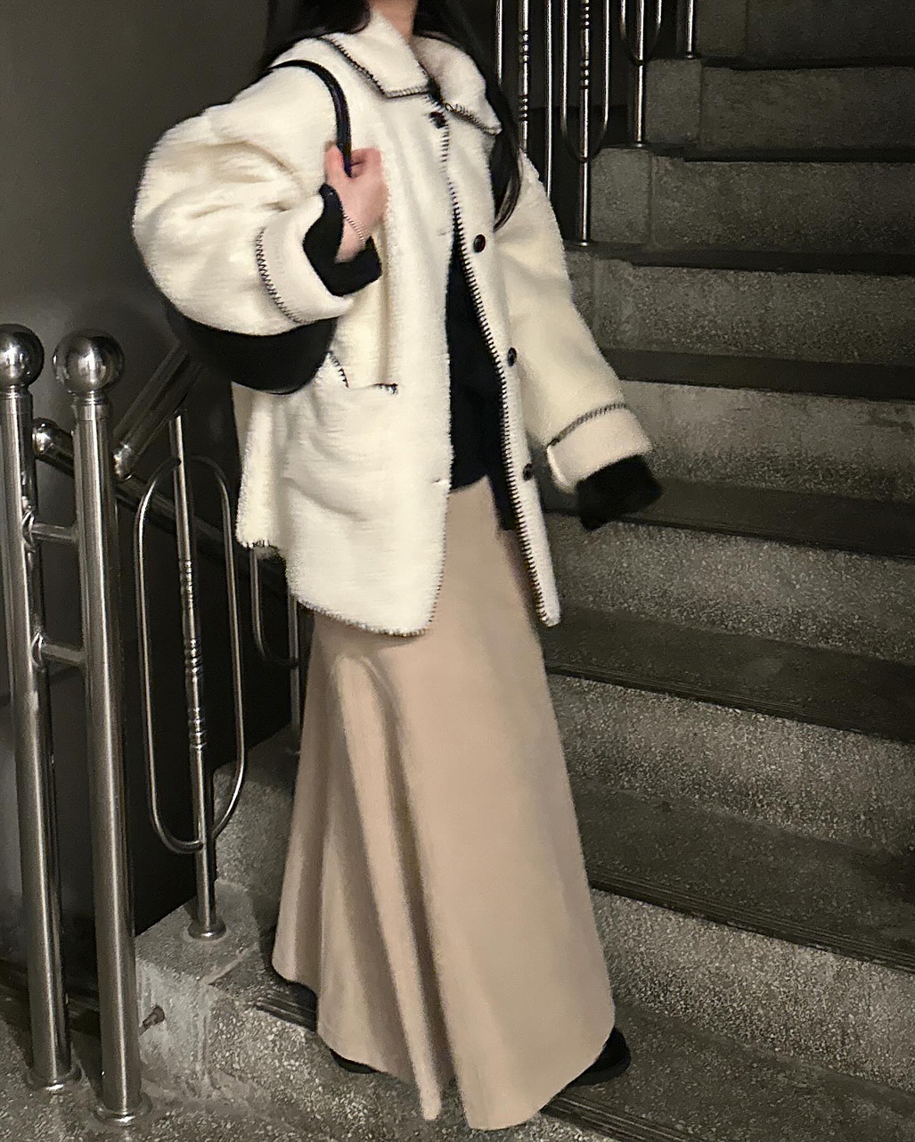다코베 여성 오버핏 하객룩 출근룩 오피스룩 루즈핏 뽀글이 양털 스티치 무스탕 하프 싱글 카라 코트 상세 이미지 53