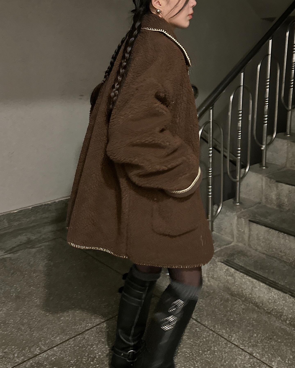 다코베 여성 오버핏 하객룩 출근룩 오피스룩 루즈핏 뽀글이 양털 스티치 무스탕 하프 싱글 카라 코트 상세 이미지 20