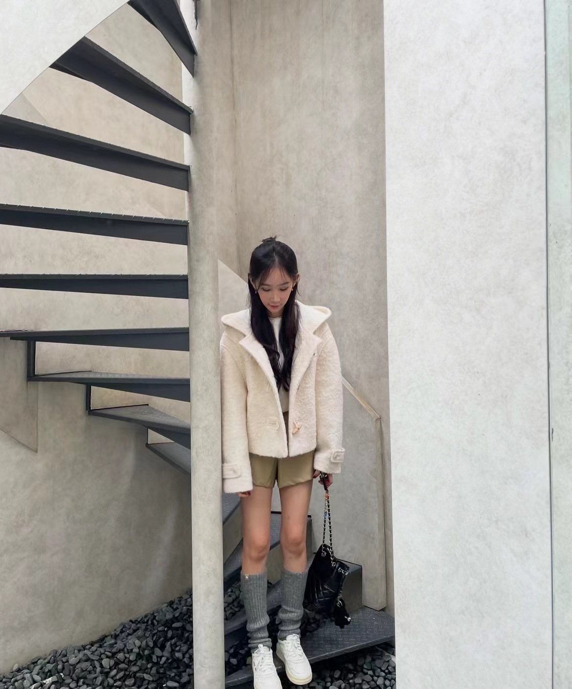 큐티룩 캐주얼룩 꾸안꾸룩 버클 떡볶이 코트 세미 크롭 데일리 귀여운 뽀글이 가을 겨울 자켓 125010303 상세 이미지 45