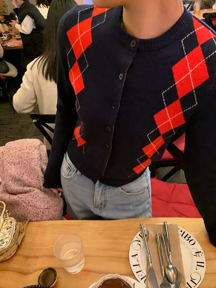 레드아가일패턴 라운드넥 남색가디건 루즈핏 고급 소재 심플 클래식 연말 데이트 패션 코디 - 상세 이미지 3