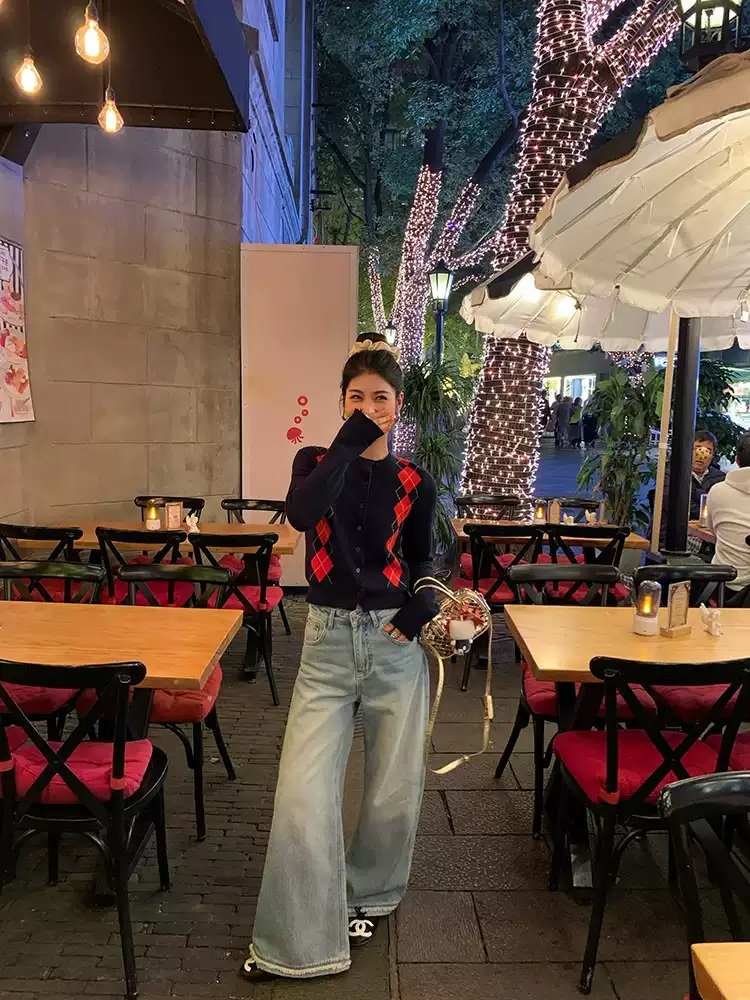 레드아가일패턴 라운드넥 남색가디건 루즈핏 고급 소재 심플 클래식 연말 데이트 패션 코디 - 상세 이미지 4