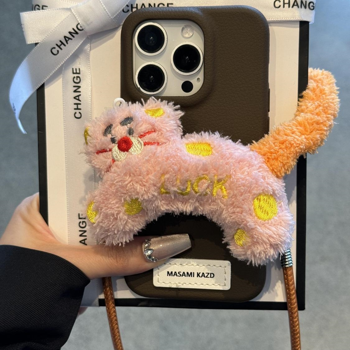 [5색] 새해 복슬복슬 럭키 플리스 고양이 패치 디자인 아이폰14ProMax 케이스 iPhone15Pro 신상 13 여성용 12 소프트 젤리 11 아이폰16 애플폰케이스 - 상세 이미지 4