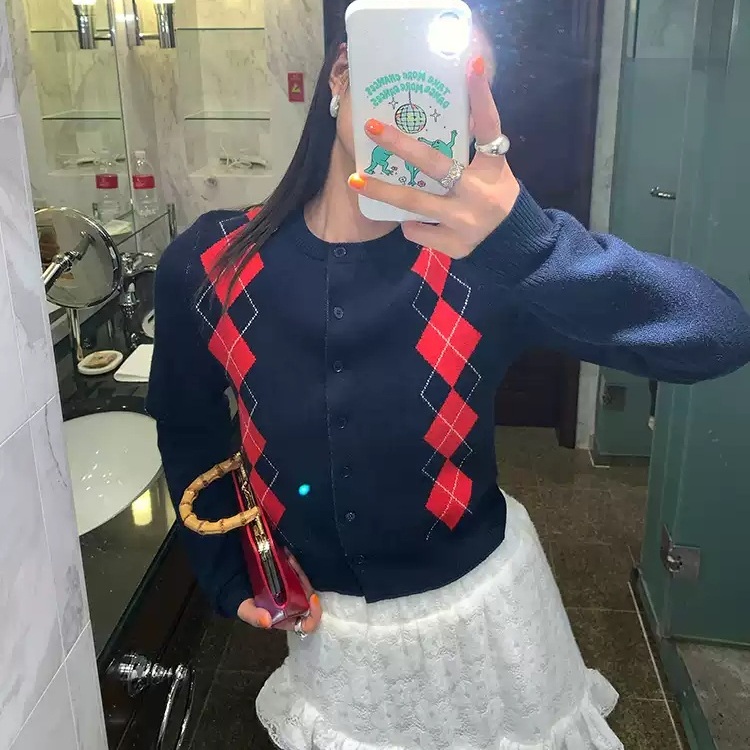 레드아가일패턴 라운드넥 남색가디건 루즈핏 고급 소재 심플 클래식 연말 데이트 패션 코디 - 상품 이미지