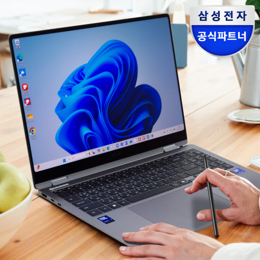 갤럭시북5 프로 360을 펼쳤을 때의 키보드와 화면 모습