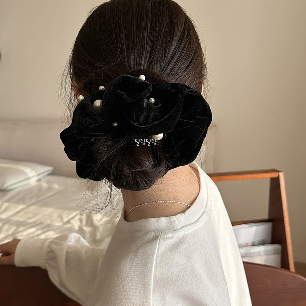 진주 헤어슈슈 블랙 벨벳곱창 머리끈 빅스크런치 - 상세 이미지 5