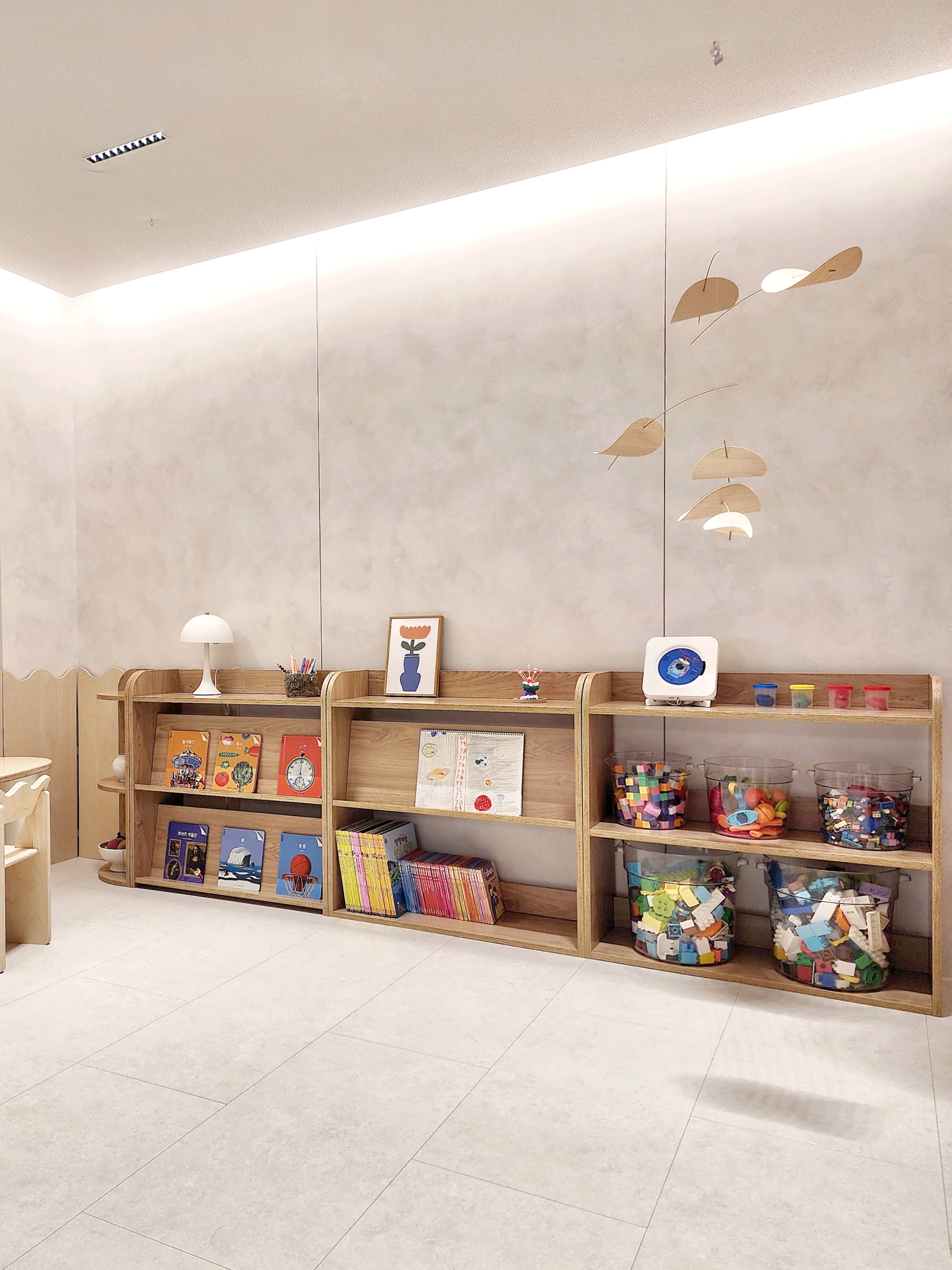 재니쓰홈올인원 책장 전면책장 교구장 3단 화이트 낮은 몬테소리 어린이집 아기 유아 장난감