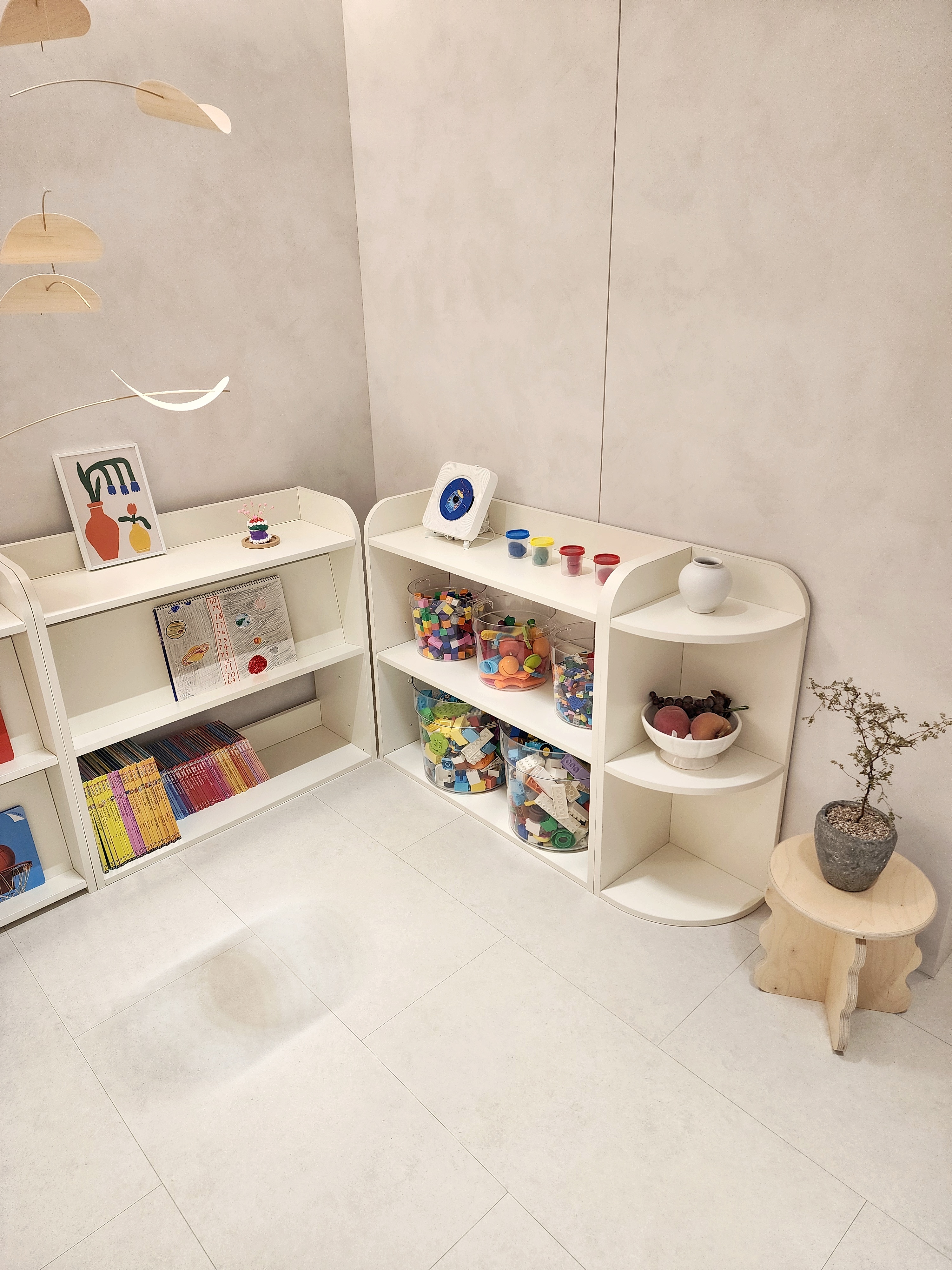 재니쓰홈올인원 책장 전면책장 교구장 3단 화이트 낮은 몬테소리 어린이집 아기 유아 장난감