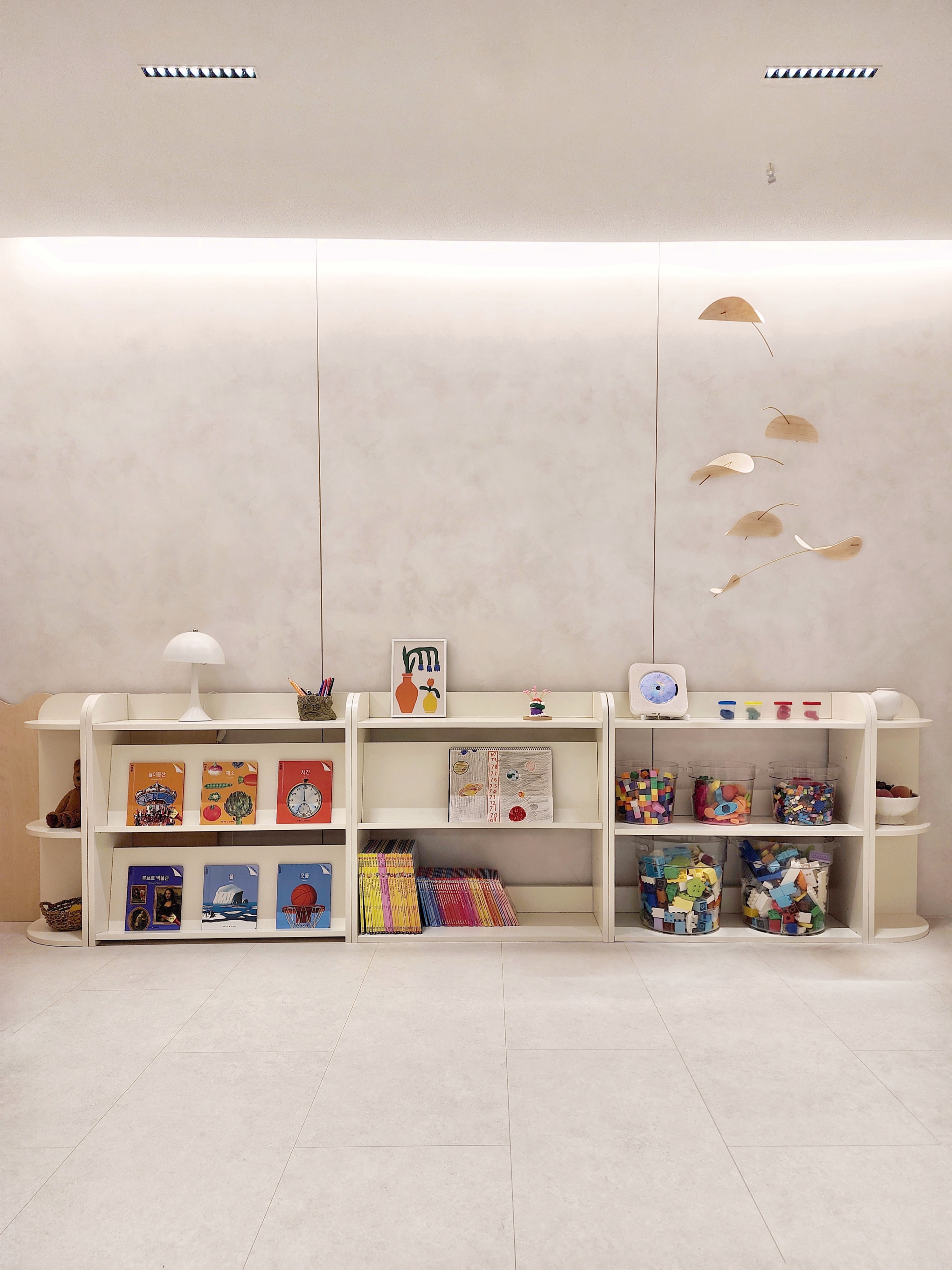 재니쓰홈올인원 책장 전면책장 교구장 3단 화이트 낮은 몬테소리 어린이집 아기 유아 장난감