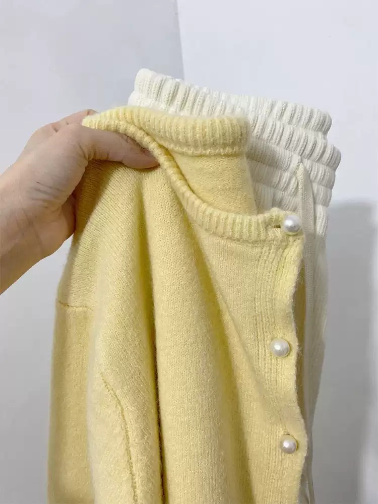 크림옐로우 진주단추 라운드넥가디건 루즈핏 짧은 봄 화사한 색상 디자인 여친룩 데이트 패션 - 상세 이미지 2