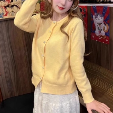 크림옐로우 진주단추 라운드넥가디건 루즈핏 짧은 봄 화사한 색상 디자인 여친룩 데이트 패션 - 상품 이미지