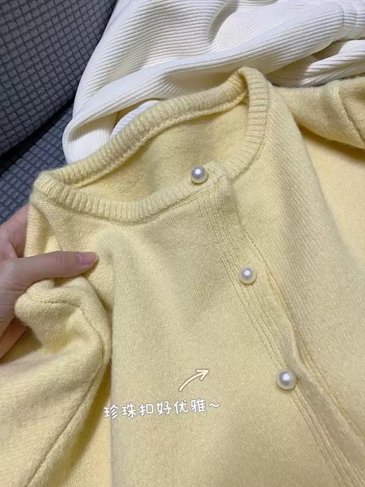 크림옐로우 진주단추 라운드넥가디건 루즈핏 짧은 봄 화사한 색상 디자인 여친룩 데이트 패션 - 상세 이미지 3