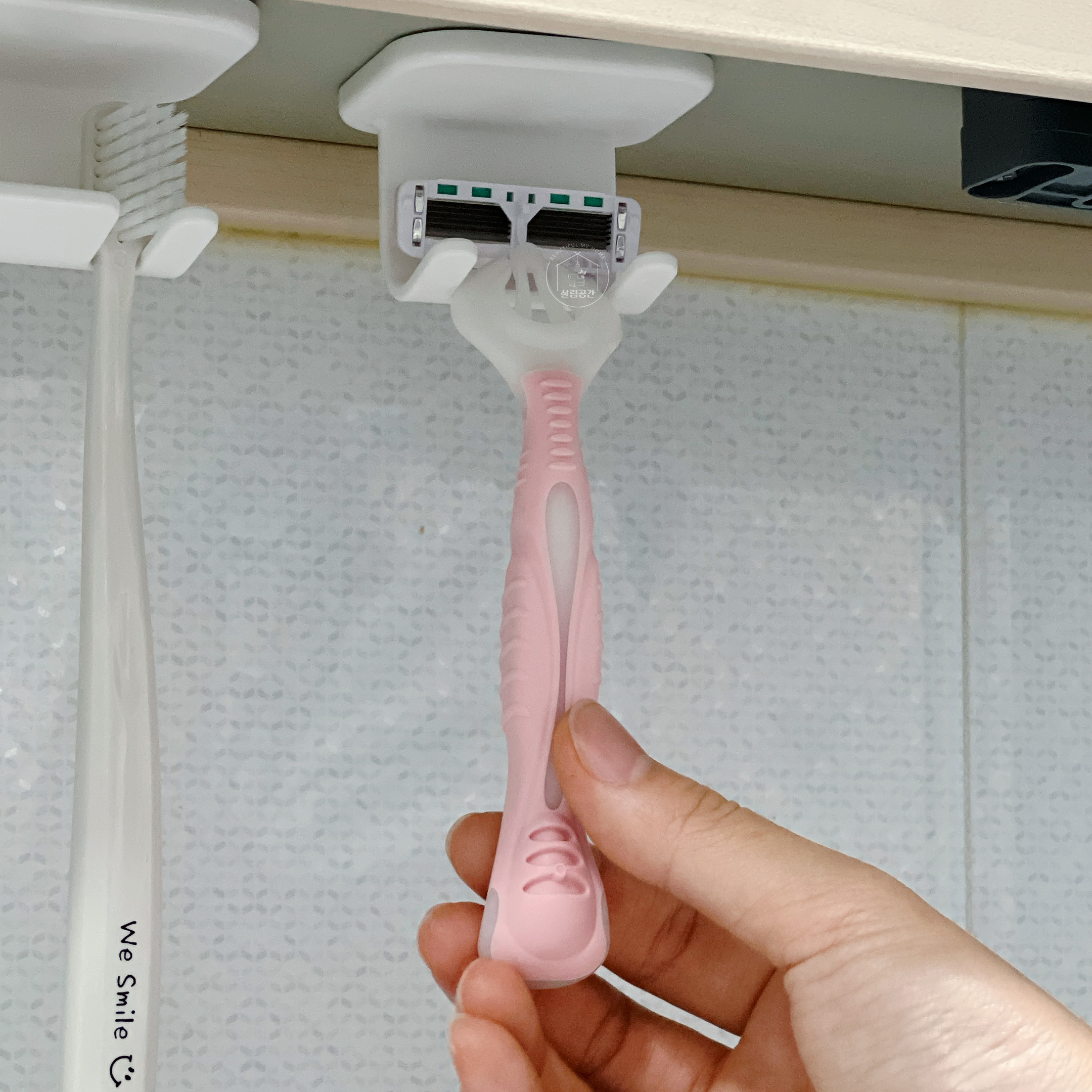 부착식 면도기 거치대 공중부양 보관 걸이 무타공 세이버 제품 이미지