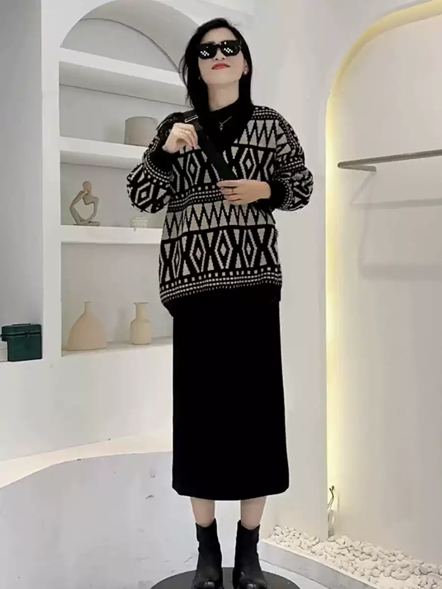 브이넥 다이아몬드패턴 스웨터 가을겨울 루즈핏 중년여성 기하학 무늬 유니크 디자인 블랙 - 상세 이미지 5