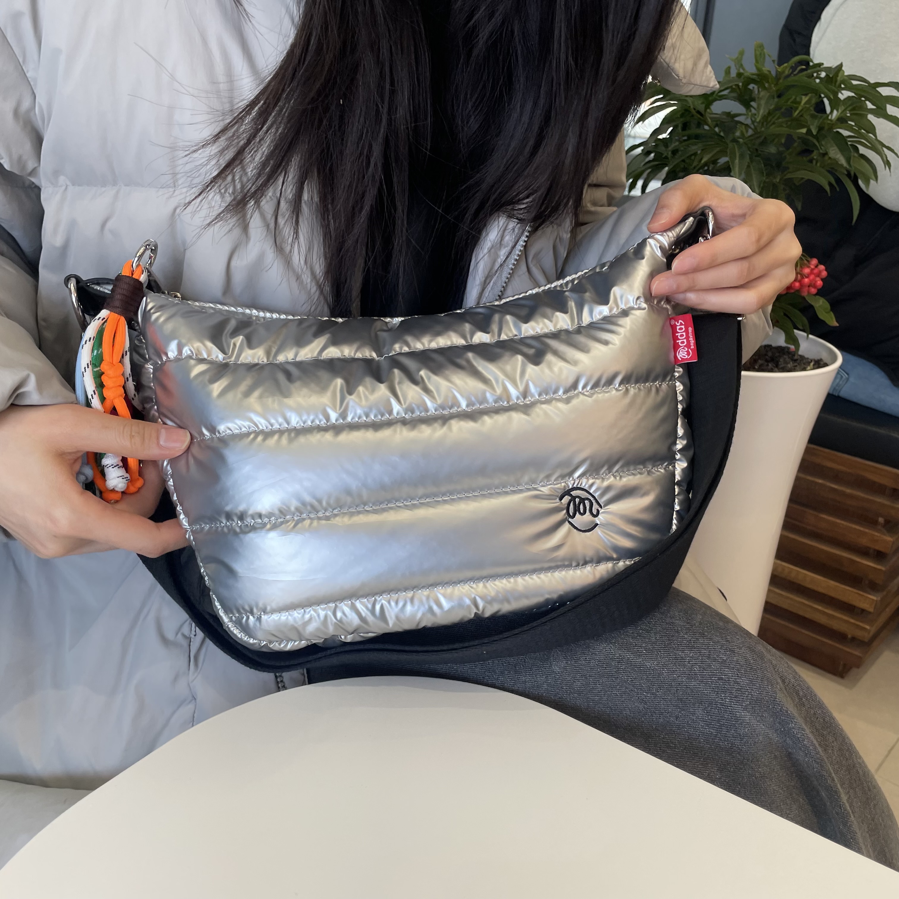 말랑백 패딩 크로스백 여행용 퀼팅 유럽여행가방 핸드폰 가벼운 반달 슬링백 해외 미니 겨울