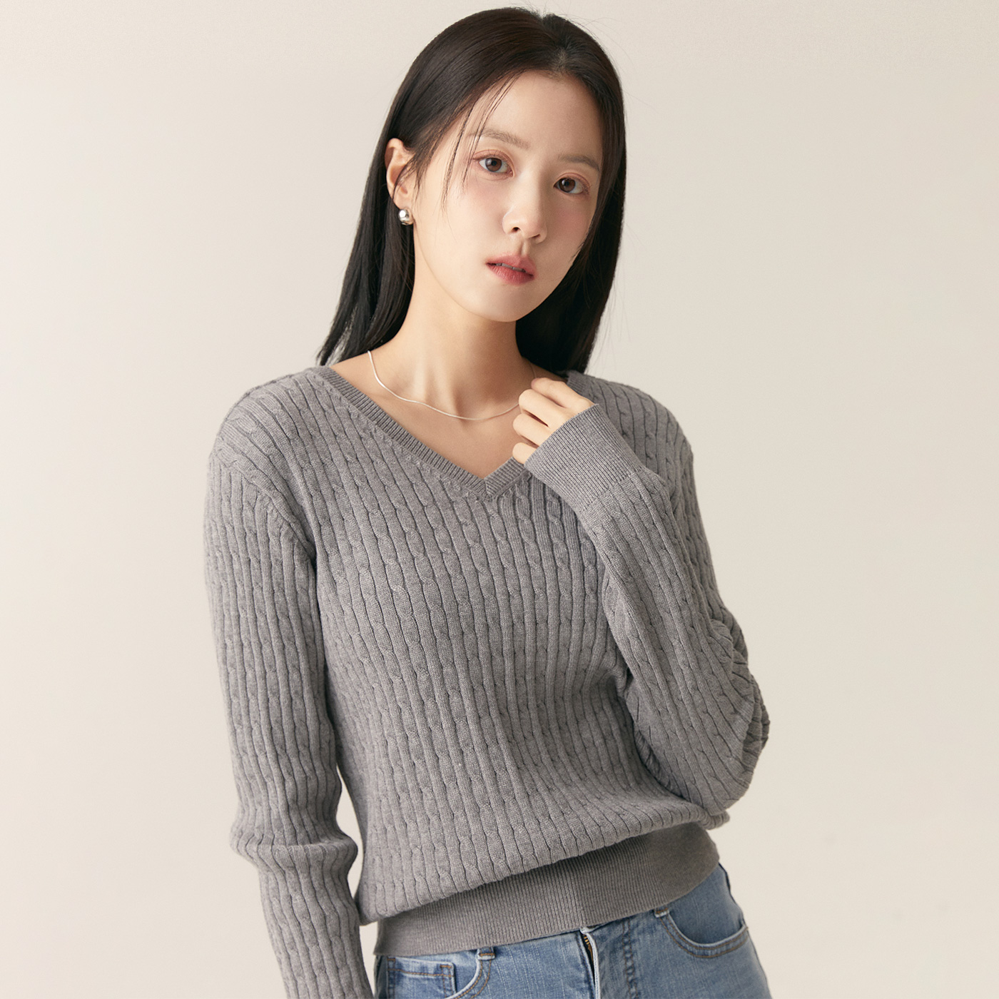 로엠 브이넥 케이블 스웨터 RMKAF12RT1 - 메인 이미지