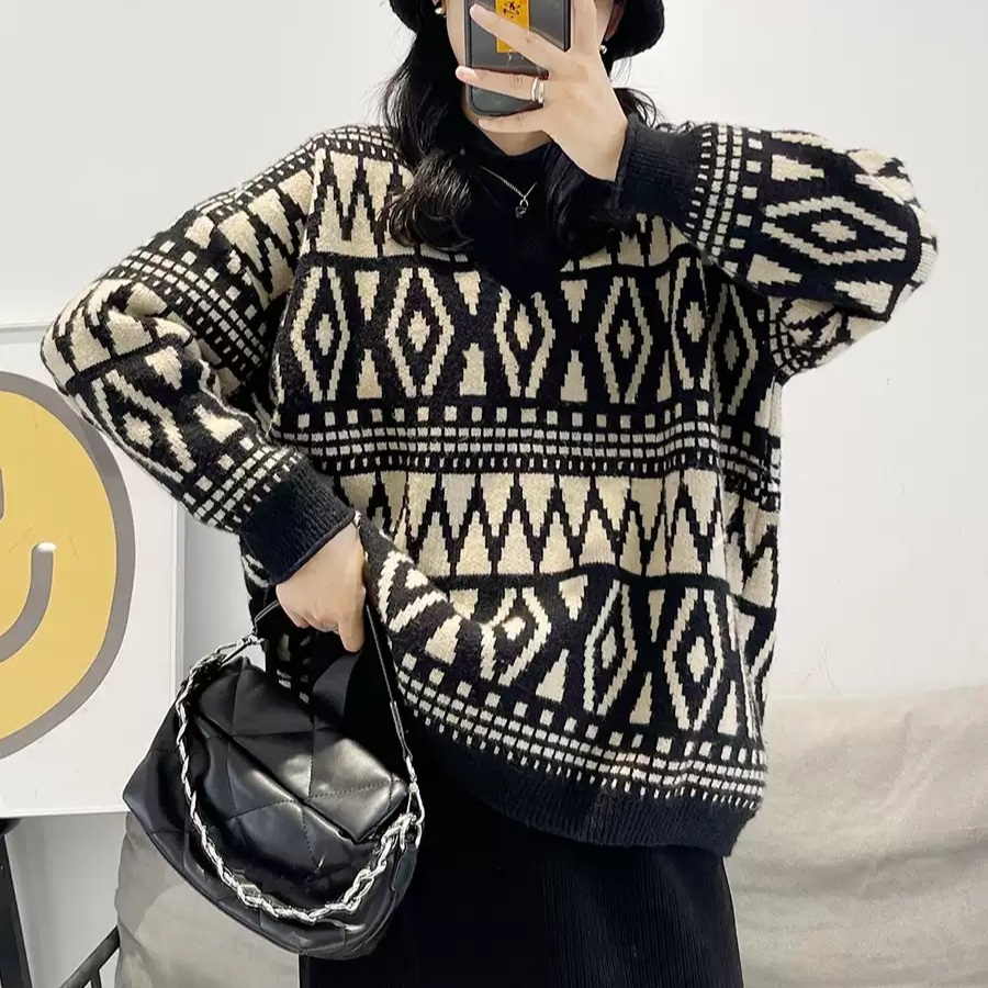 브이넥 다이아몬드패턴 스웨터 가을겨울 루즈핏 중년여성 기하학 무늬 유니크 디자인 블랙 - 상품 이미지