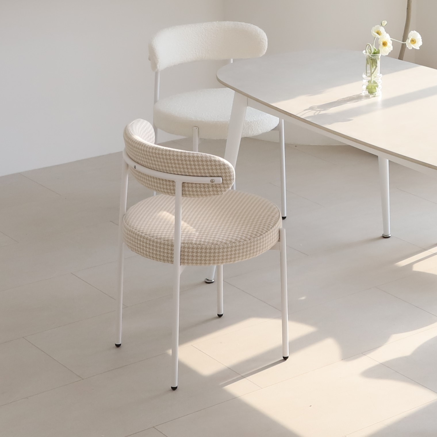 스위터 화이트 식탁의자 인테리어 디자인 카페 의자 모던 미드센츄리