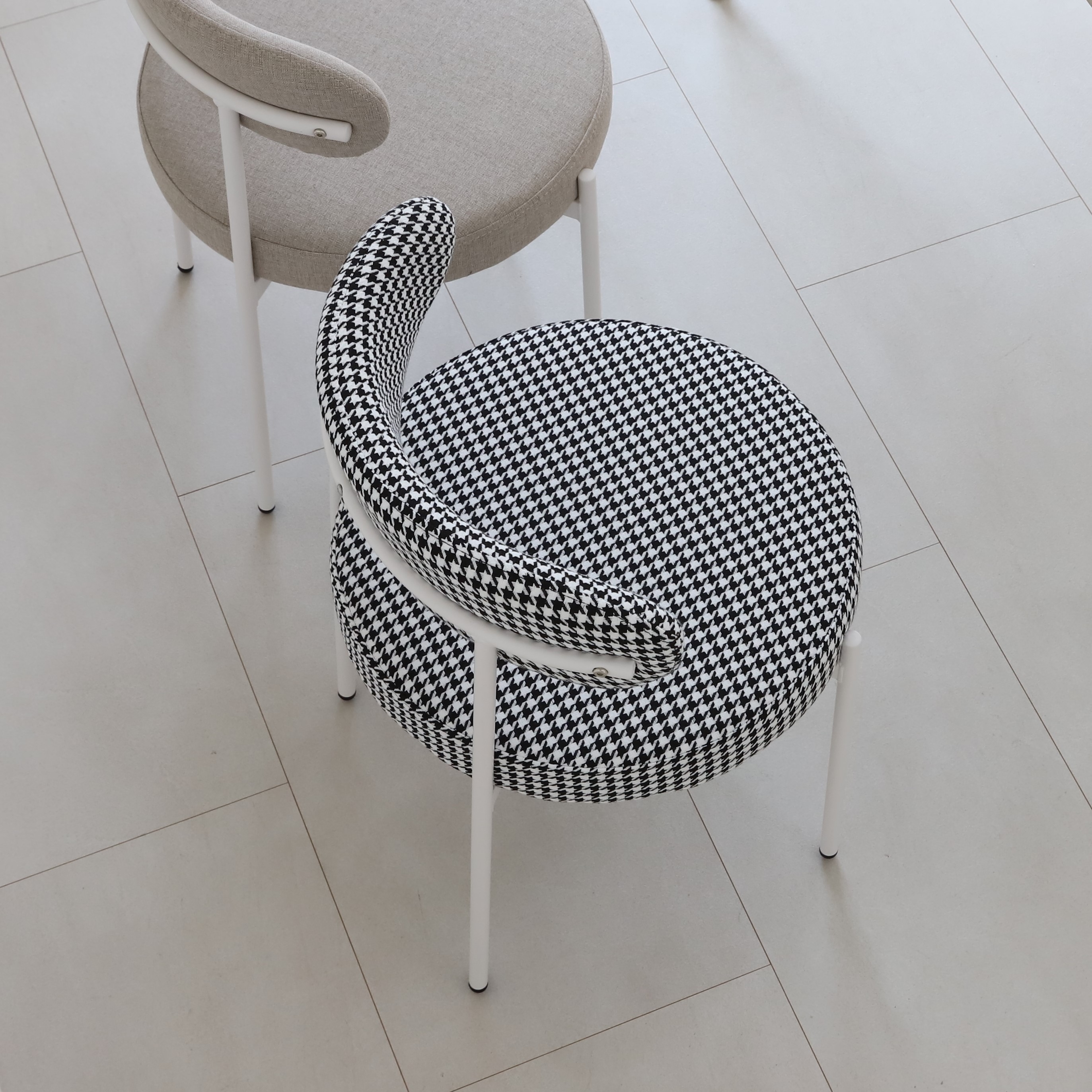 스위터 화이트 식탁의자 인테리어 디자인 카페 의자 모던 미드센츄리