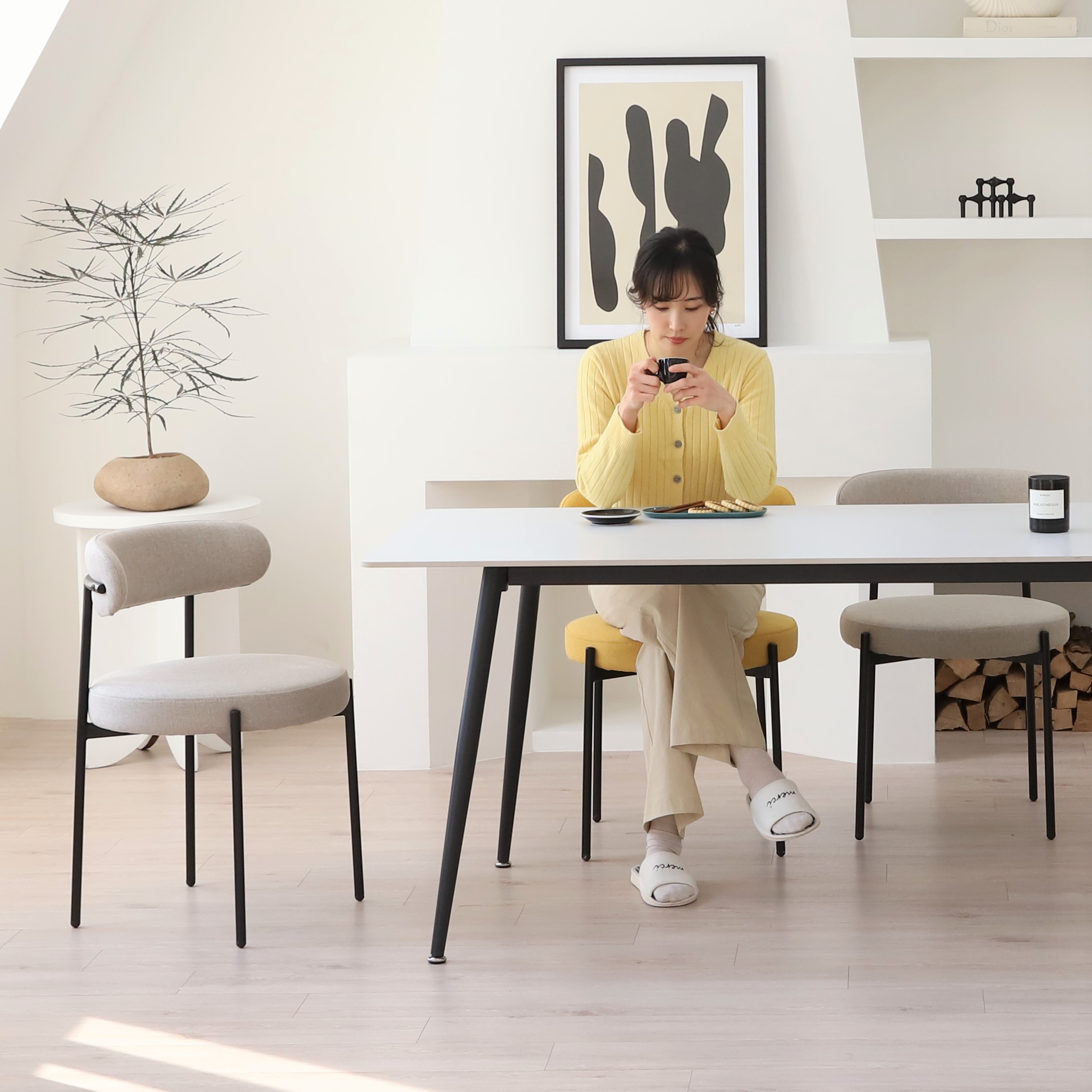 스위터 블랙 식탁의자 인테리어 주방 미드센츄리 모던 디자인 카페 의자