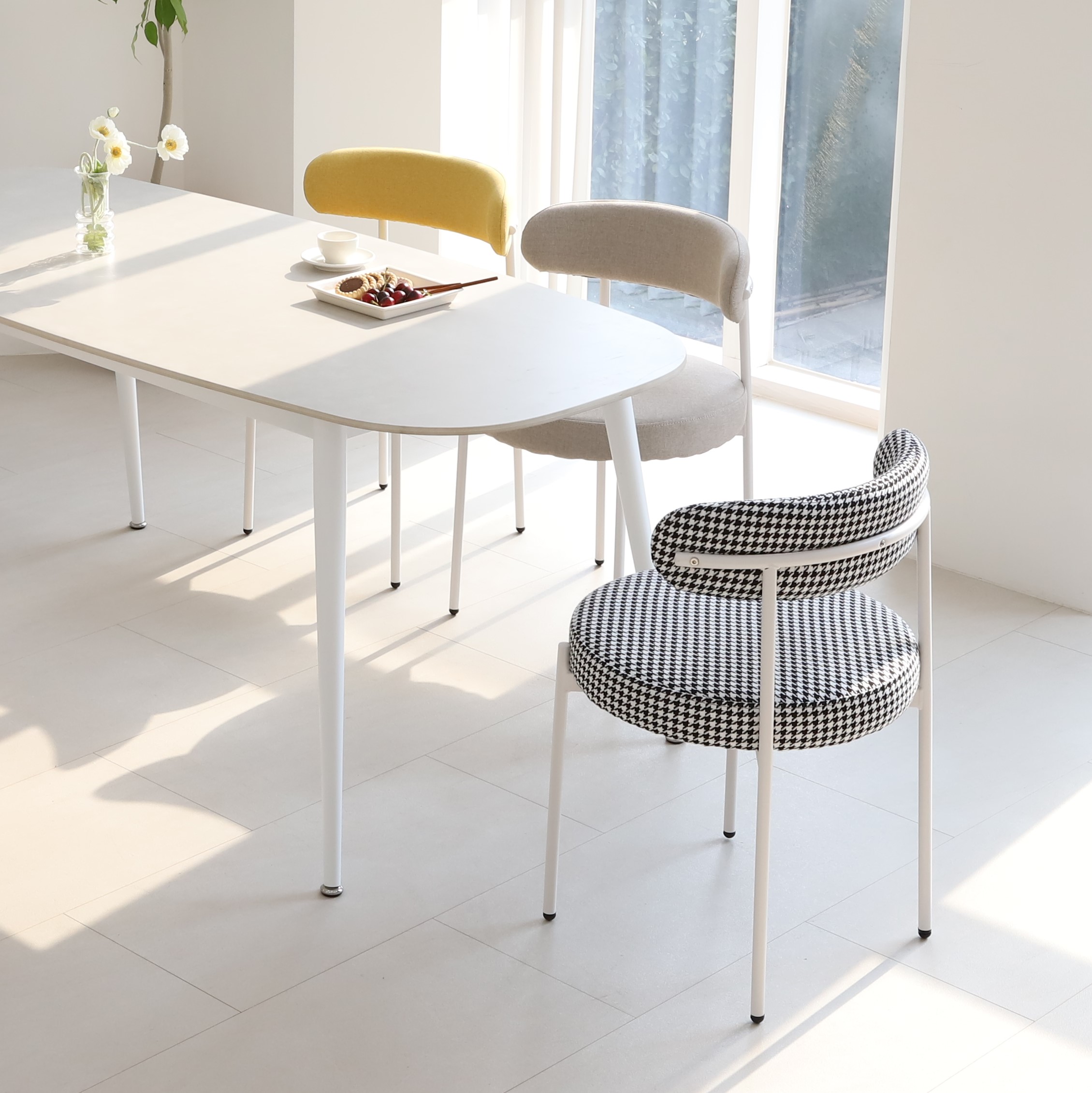 스위터 화이트 식탁의자 인테리어 디자인 카페 의자 모던 미드센츄리