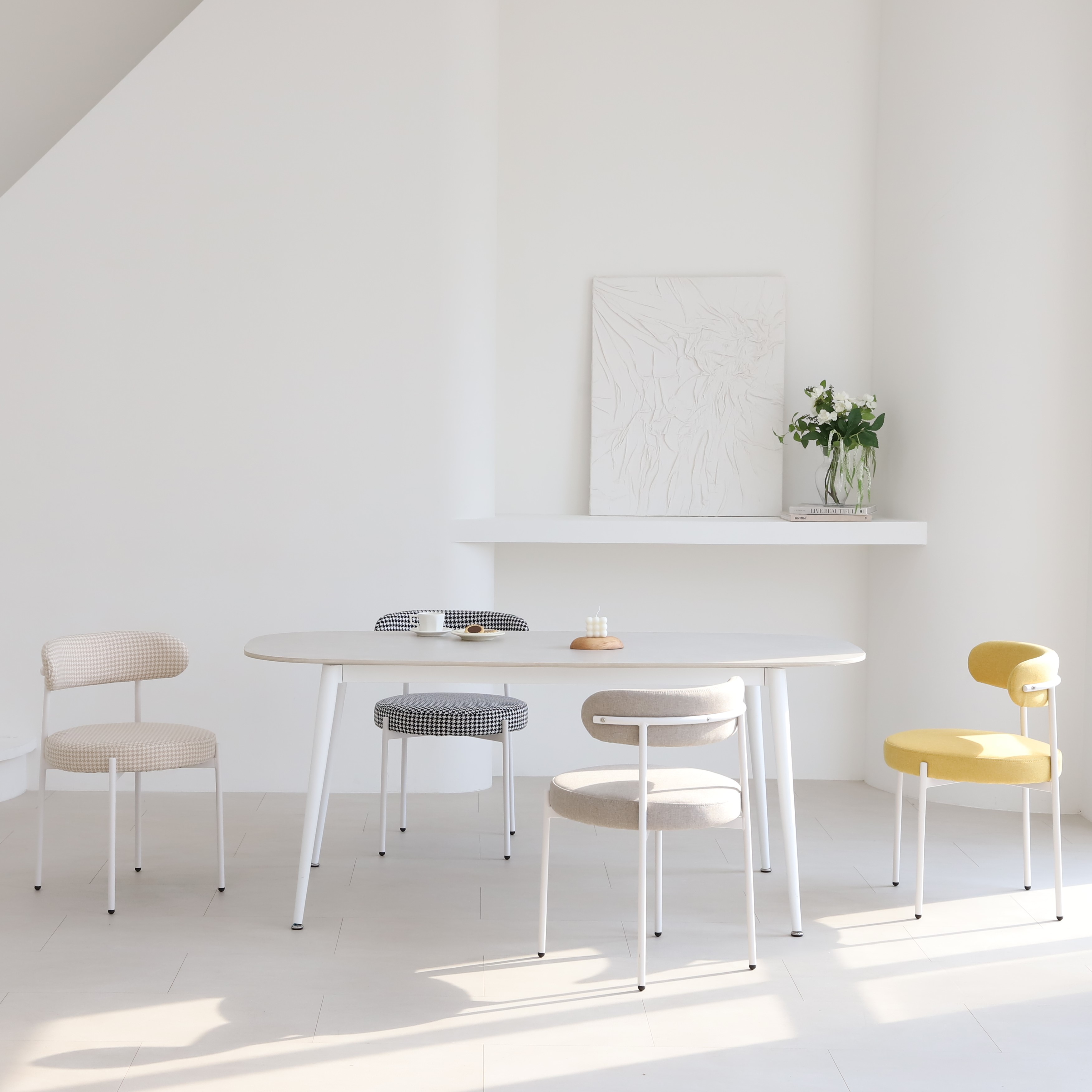 스위터 화이트 식탁의자 인테리어 디자인 카페 의자 모던 미드센츄리