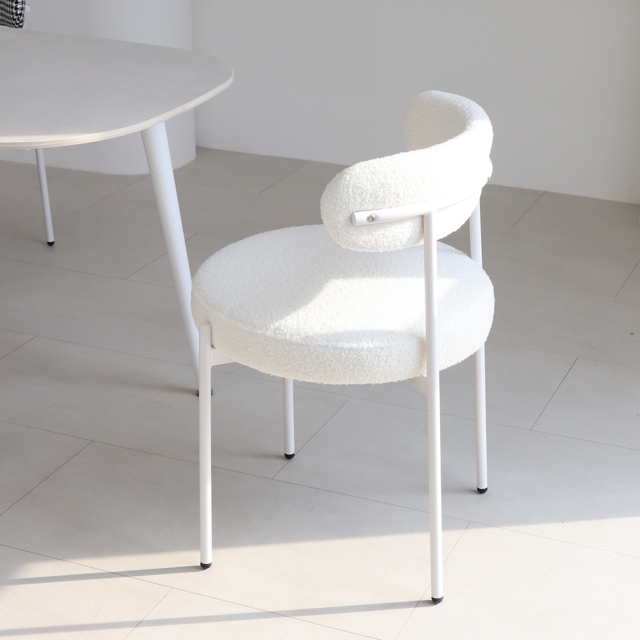 스위터 화이트 식탁의자 인테리어 디자인 카페 의자 모던 미드센츄리