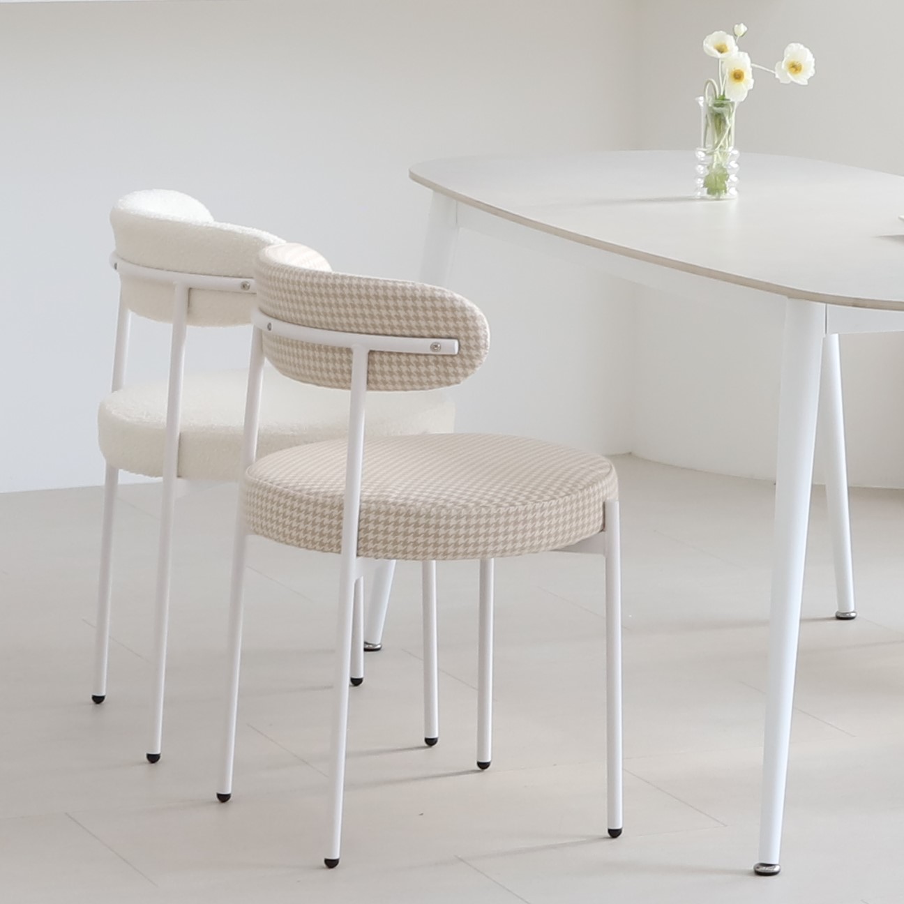 스위터 화이트 식탁의자 인테리어 디자인 카페 의자 모던 미드센츄리