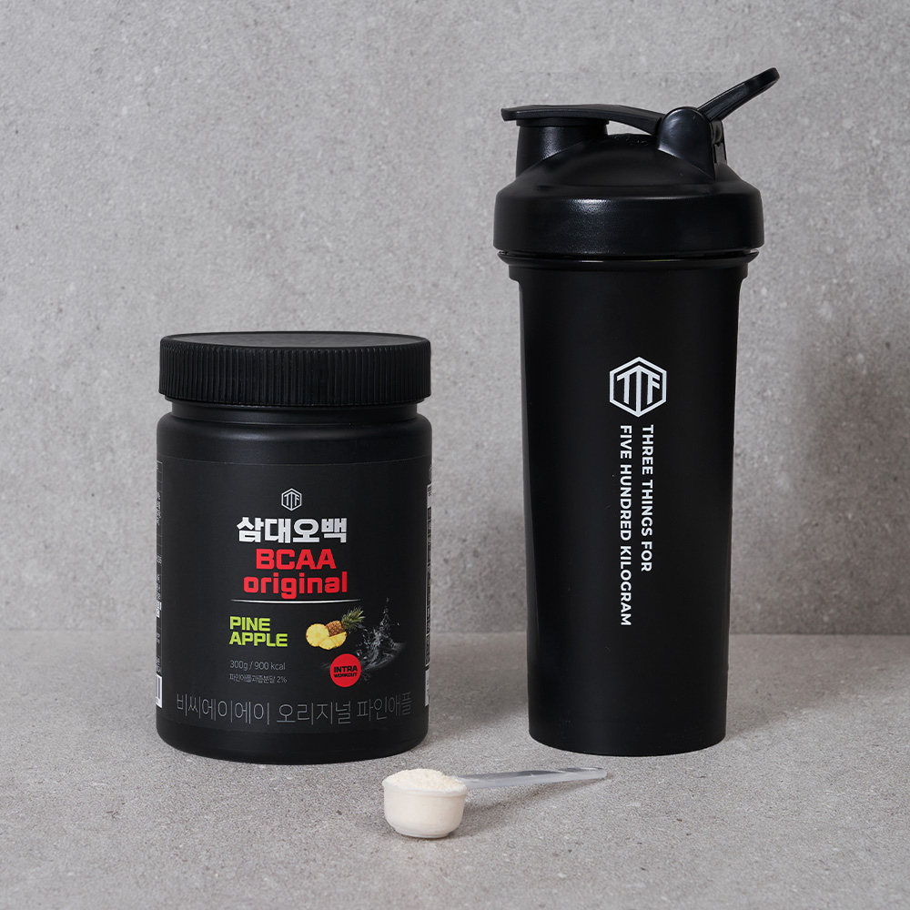동일한 BCAA 분말 제품과 쉐이커 병의 다른 각도 전시 사진으로, 라벨의 망고 과일 이미지와 제품 세부 정보가 더 명확하게 드러나 있습니다