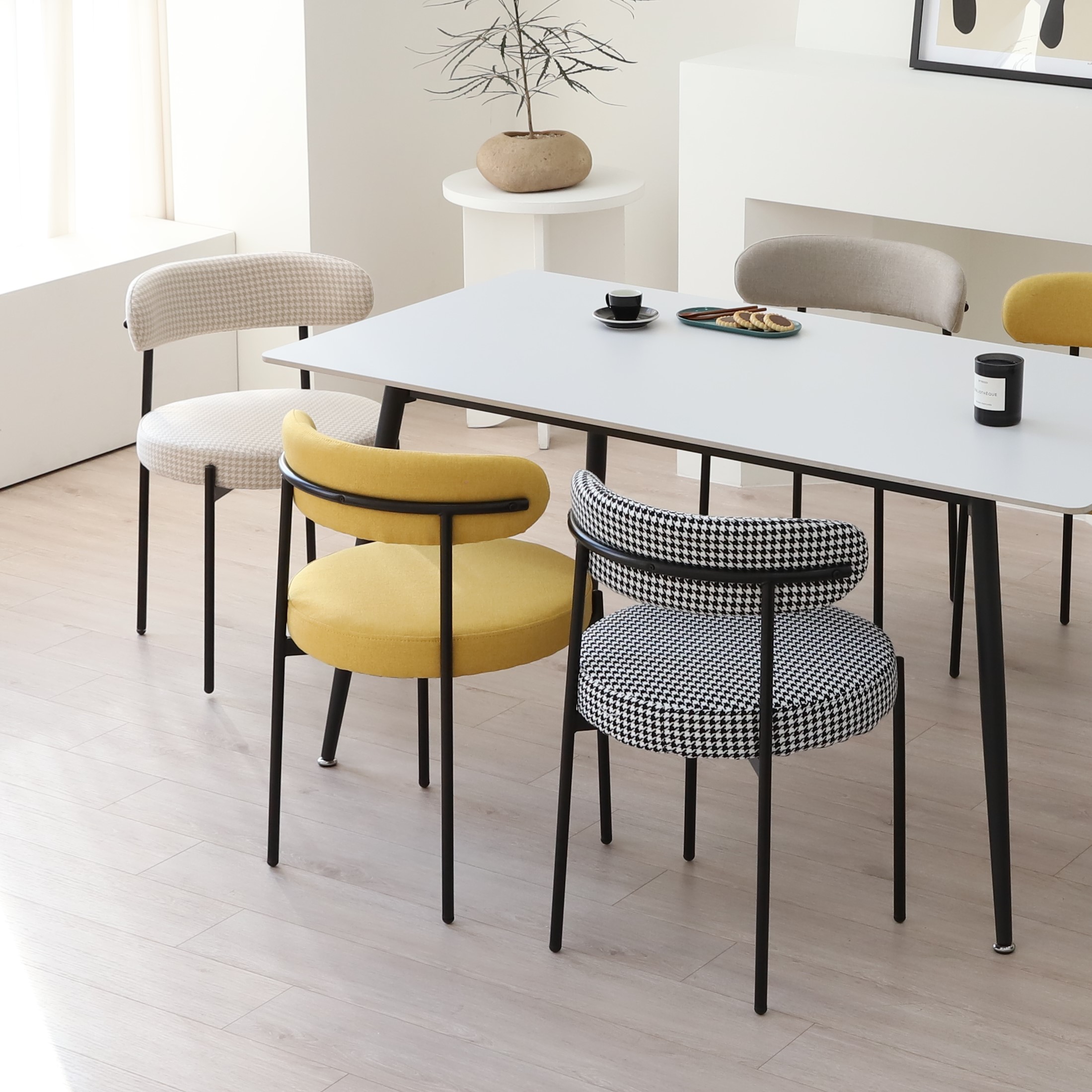 스위터 블랙 식탁의자 인테리어 주방 미드센츄리 모던 디자인 카페 의자