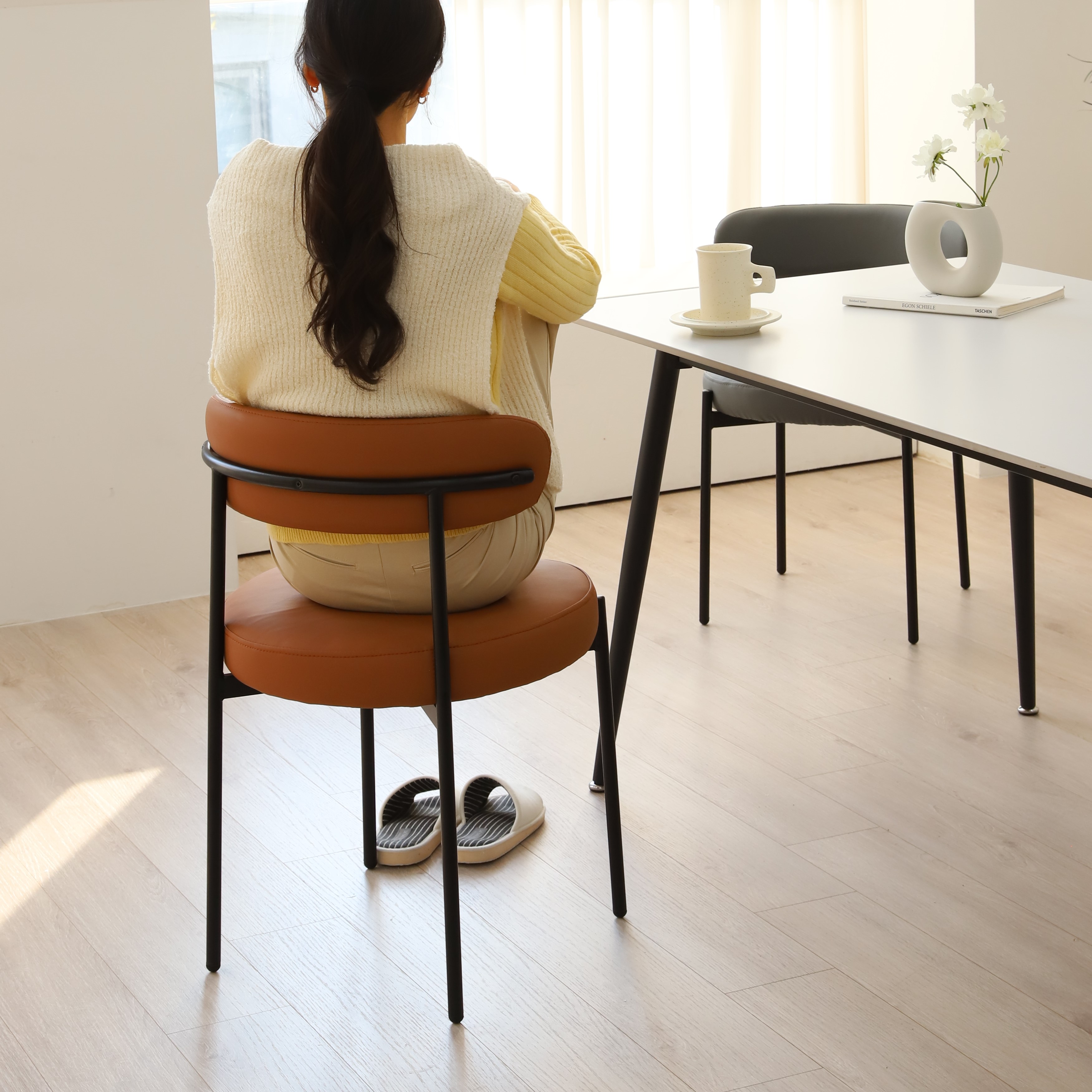 스위터 블랙 식탁의자 인테리어 주방 미드센츄리 모던 디자인 카페 의자