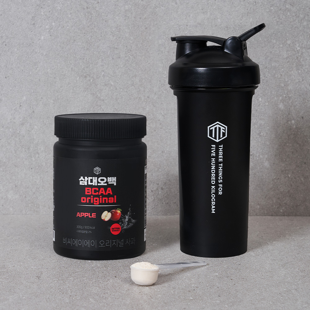 검은색 용기의 삼대오백 BCAA 분말과 검은색 쉐이커 병이 함께 놓여 있고, 앞쪽에 스푼으로 떠낸 흰색 분말이 보이는 제품 구성 사진
