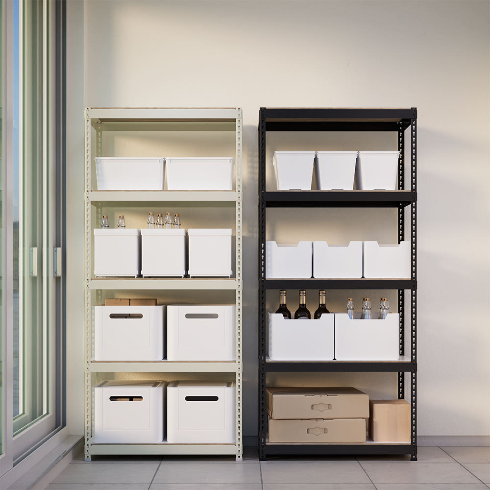 베란다 창고에 폴던스 선반이 설치된 사진