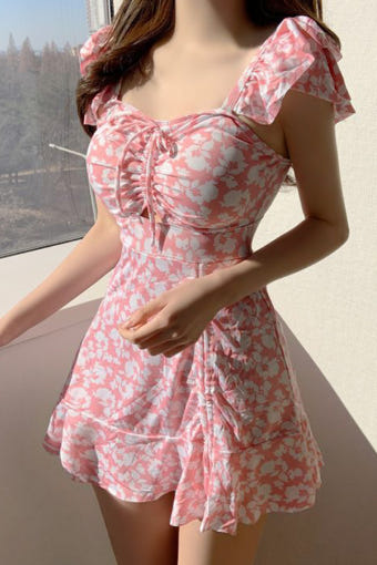 하치 플라워 원피스 수영복의 아름다운 플라워 패턴과 셔링 디테일