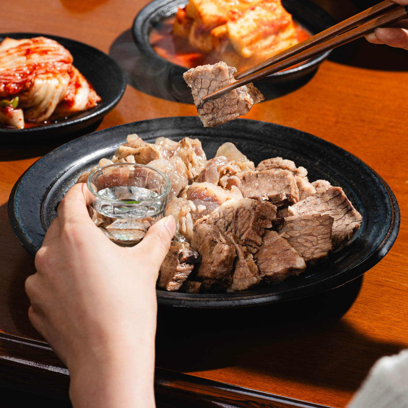 수육플레드 350g, 700g, 김치 깍두기 한우육수 포함 몸보신 보양식 효도선물 한정수량 탱글탱글 식감 고소한 풍미 캠핑밀키트 간편식 삶은 그대로 한상 - 상세 이미지 2