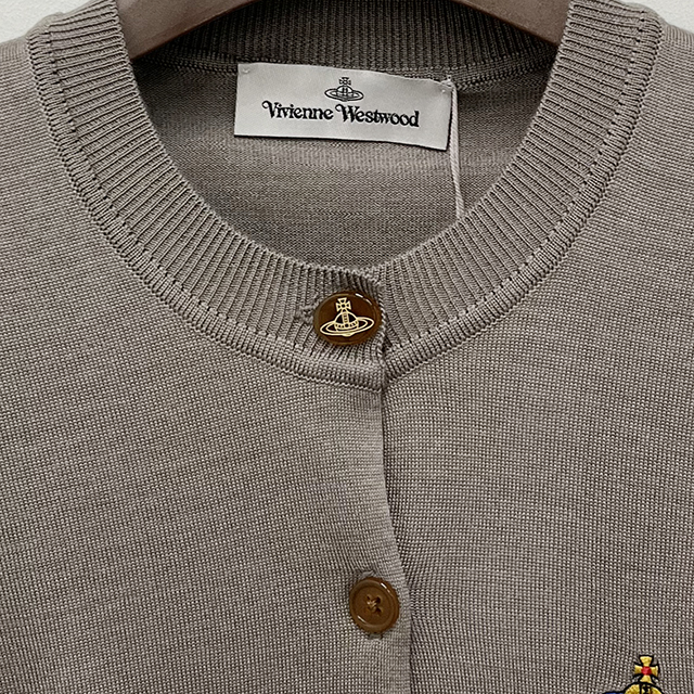 [더팩토리](당일) [VIVIENNE WESTWOOD] 25SS 비비안웨스트우드 BEA 베아 자수 로고 크롭 가디건 / 샌드 (1803002U Y001A C403) : 논현... 