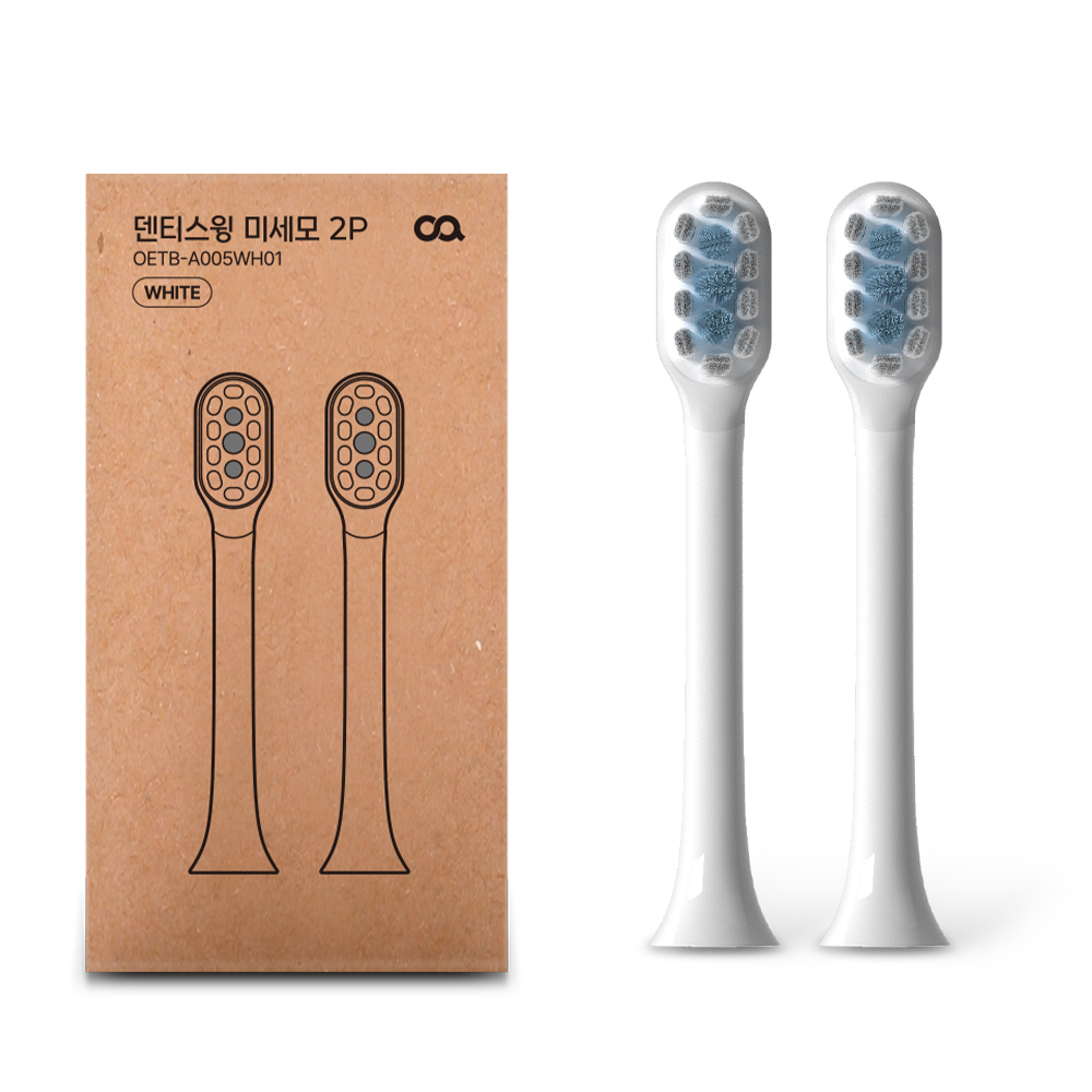 크래프트지 패키지에 브로셜이 그려진 화이트 칫솔모 2개와 상품 정보가 표시되어 있고, 오른쪽에 실제 화이트 칫솔모 2개가 나란히 놓여 있는 모습