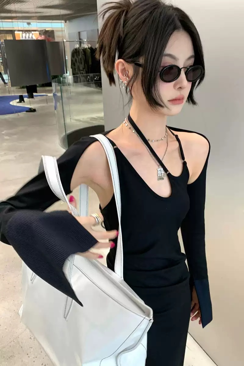 홀터넥 서스펜더 원피스 슬림핏 언발 트임 유니크 디자인 클럽 파티 힙한 패션 코디 블랙 - 상세 이미지 4
