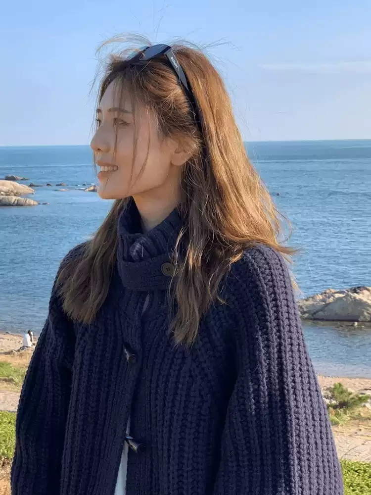 터틀넥 오버핏 가디건 떡볶이단추 유니크 무드 감성 성수동 느낌 바이브 디자인 가을겨울 - 상세 이미지 4