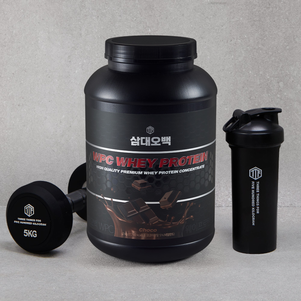 검은색 용기, 검은색 쉐이커, 그리고 5kg 덤벨이 함께 배치된 운동 관련 제품 조합